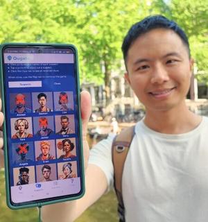 一名男子举着手机