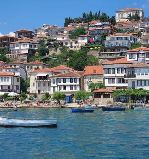 城市前水面上的一群船