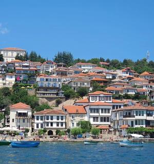 山上的小镇,水里有船