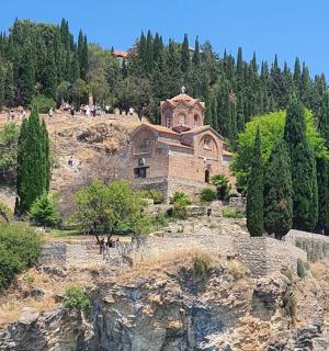 山边的一座教堂