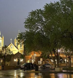 budova s hodinovou věží ve městě v noci