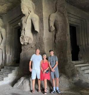 skupina lidí stojících před sochou