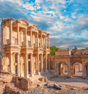 ancient ruins of a building with a cloudy sky