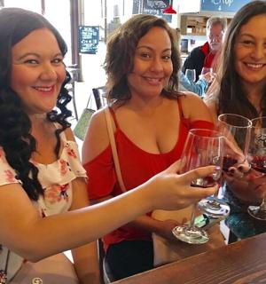 三位女士手捧酒杯