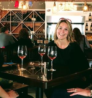 三位女士坐在酒吧里，手里拿着酒杯