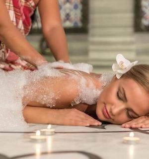 一位女士在浴缸里接受按摩