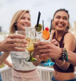 skupina lidí držících sklenice s nápoji