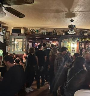 一群人坐在酒吧里