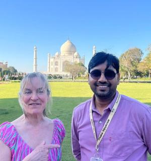 一名男子和一名女子站在公园里