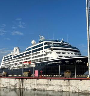 一艘大型游轮停靠在水中