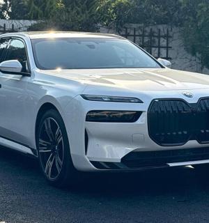 一辆白色汽车停在停车场