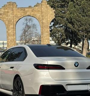 一辆白色汽车停在停车场