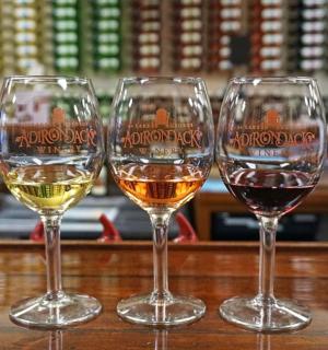 tři sklenice na víno na stole