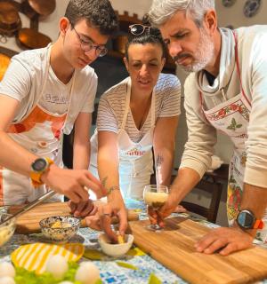 三个人在厨房准备食物