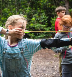 一个拿着弓箭的小女孩