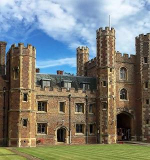 一座有两座塔楼的大型砖砌建筑