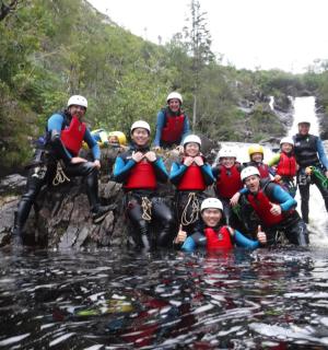 一群人在河里的水中