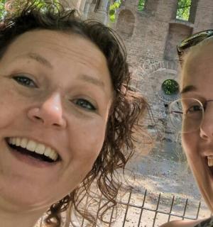 zwei Frauen stehen lächelnd nebeneinander