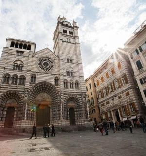 城市里有钟楼的大楼