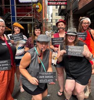 一群人站在街上举着标语