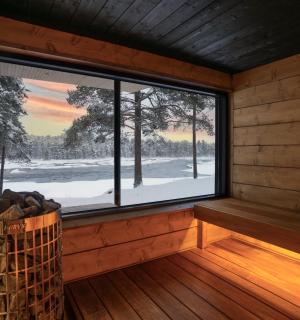 房间里有一张长凳，可以欣赏风景