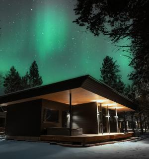 天空中可见极光的小屋