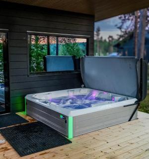 木制甲板上的按摩浴缸