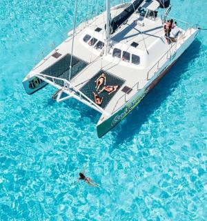 skupina lidí na lodi ve vodě