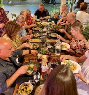 一群人坐在长桌旁吃饭