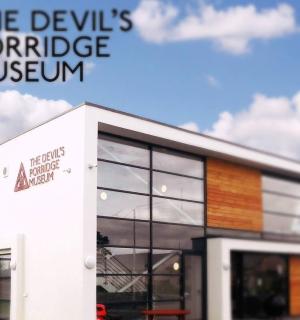 一座写着“魔鬼混凝土博物馆”的建筑