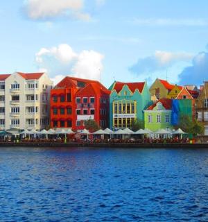 skupina barevných budov vedle vodní plochy