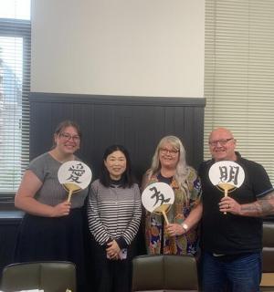 一群人拿着证书合影