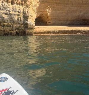 从水中两艘皮划艇的后部看到的景色