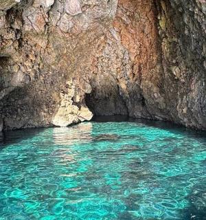 山洞里的一池蓝色水