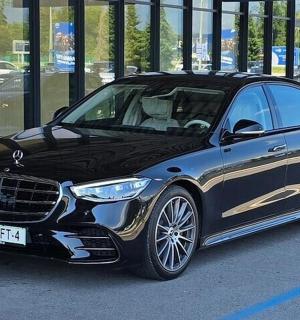 černé auto zaparkované na parkovišti