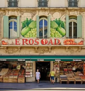 一家商店的招牌上写着“rros odd”