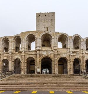 一座前面有楼梯的大楼