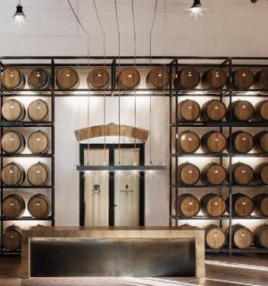 místnost s velkou stěnou plnou měděných hrnců