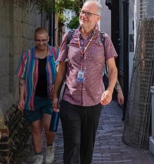 一名男子和一名女子走在街上