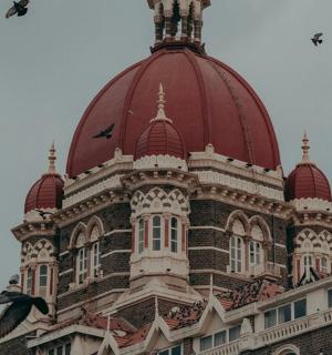 velká budova s červenou kupolovitou střechou