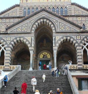 一群人走上建筑物的楼梯