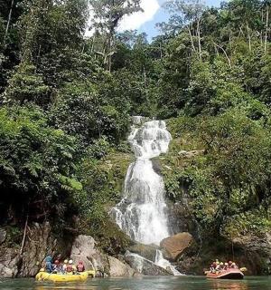 Skupina lidí na raftech před vodopádem