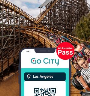 主题公园前一群人的照片