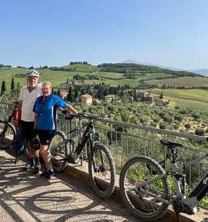 一群人站在自行车旁边