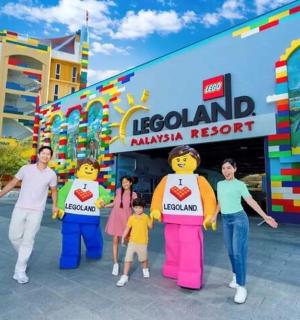 一家人在马来亚乐高乐园度假村前合影