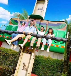 一群人坐在过山车上