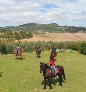 un gruppo di persone a cavallo in un campo