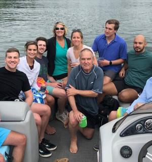 skupina lidí sedících na lodi ve vodě