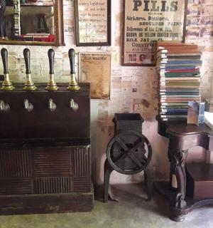 配有古董炉子和书桌的房间