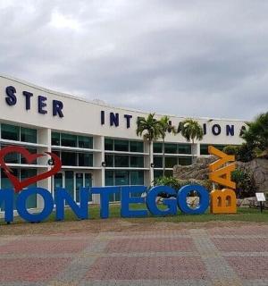 一座前面有招牌的大楼